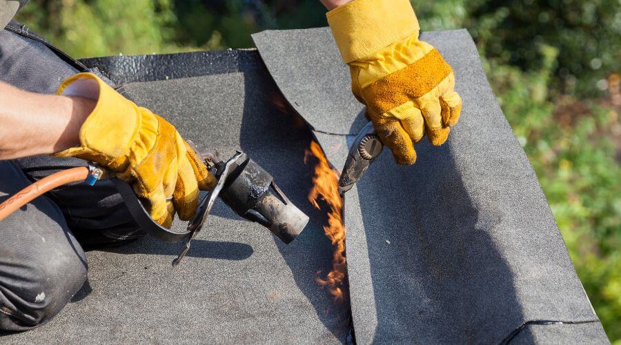 Professional gutter cleaning in Glendora, MS